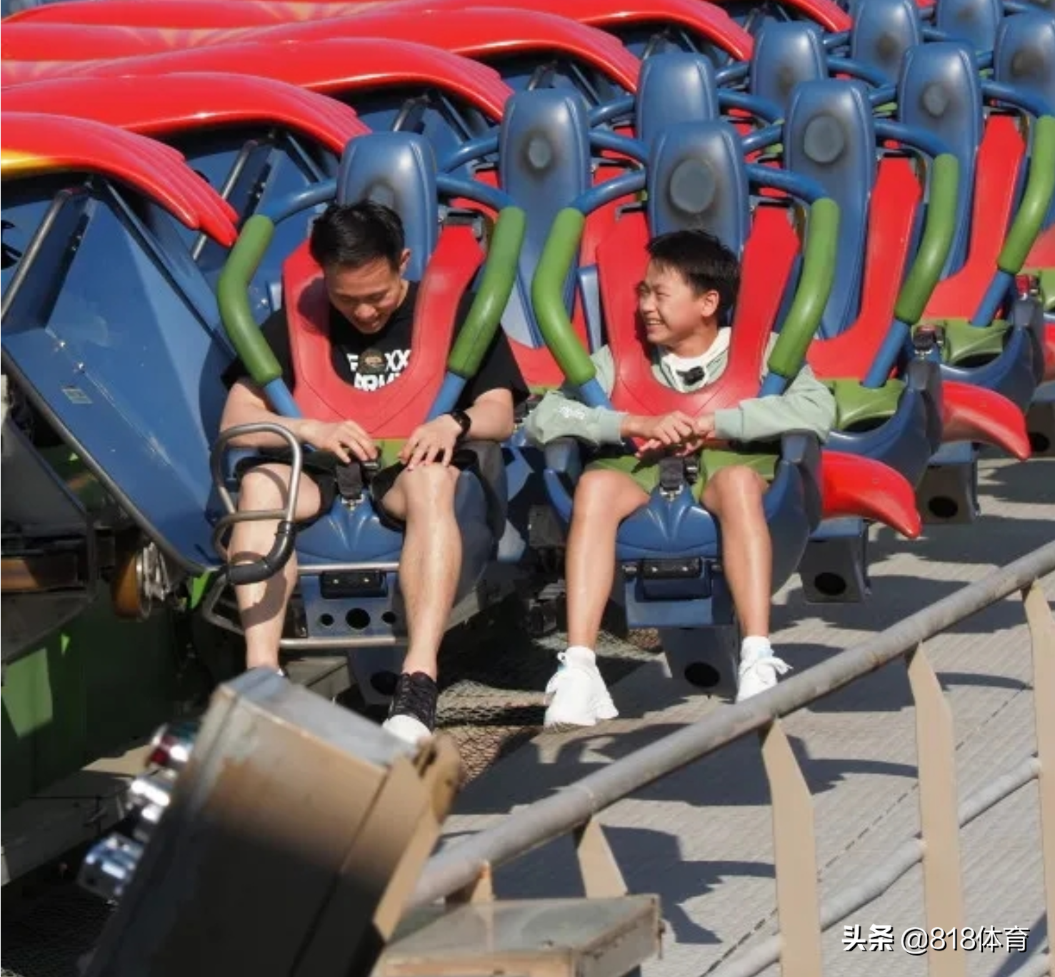 皮!全红婵长隆玩激流勇进,谢思埸掀掉她雨衣帽子,红姐淋成落汤鸡
