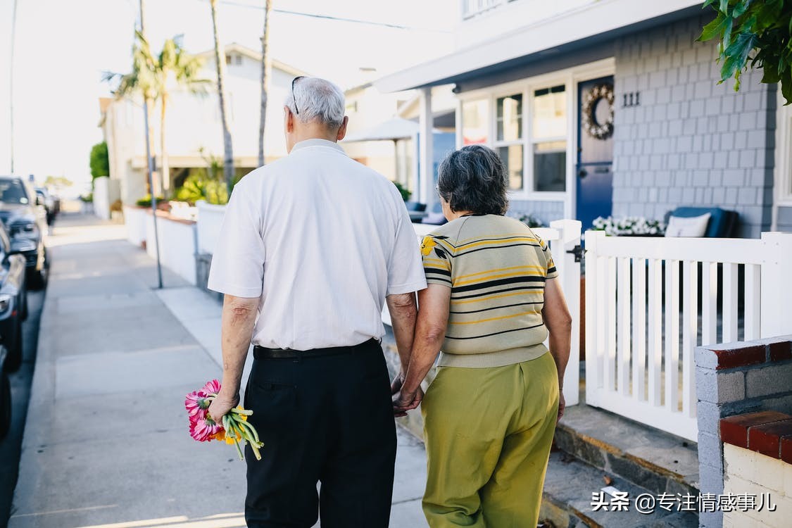 中年以后，夫妻间想要保持甜甜的恋爱状态，女人该怎么做？有5点