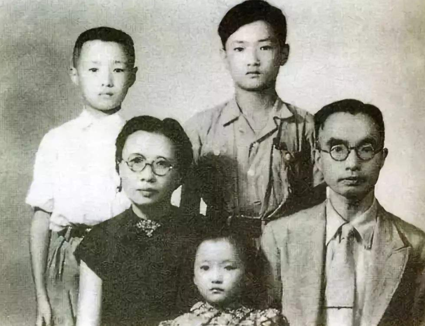 名家怎么评价《荷塘月色》？余光中：中学生水平，莫言：病态唯美