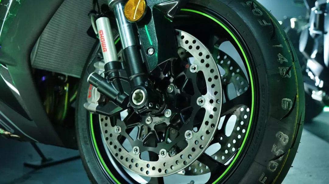 文末彩蛋福利 </p><p>　　 28.9万起，川崎发布 H2 Carbon以及ZX-10R SE