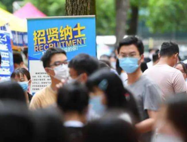 大学生参军入伍，好处多到数不过来，退伍费50万让很多学生心动