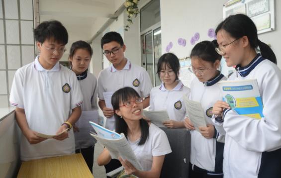 上海一中学老师，每天发20条朋友圈被举报，学校的回应让网友点赞