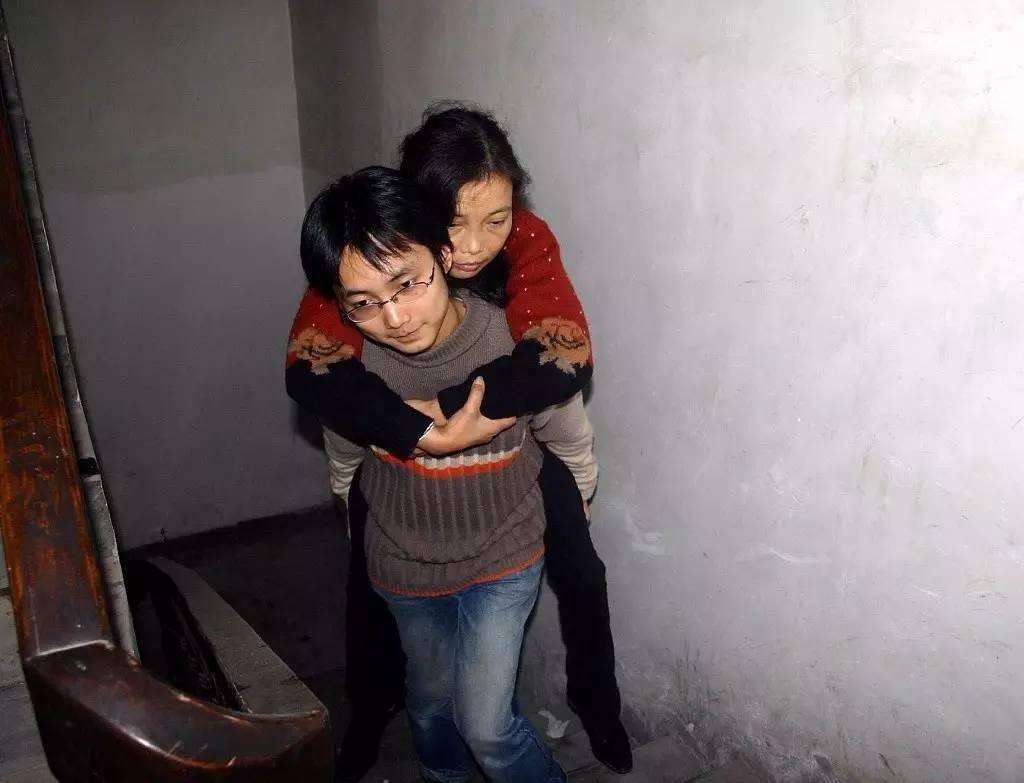 2005年，那个背母上学的男孩刘霆，10年后变性，还在选美比赛获奖