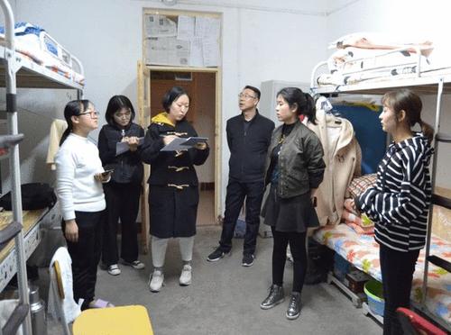 大学辅导员突查女生宿舍，“违禁品”五花八门，犹如小型杂货店