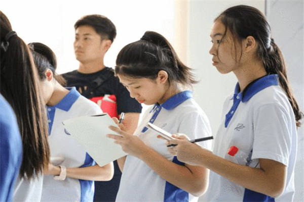 高考后才懂，普通班当鸡头和重点班当凤尾的差距，幸好当初选对了