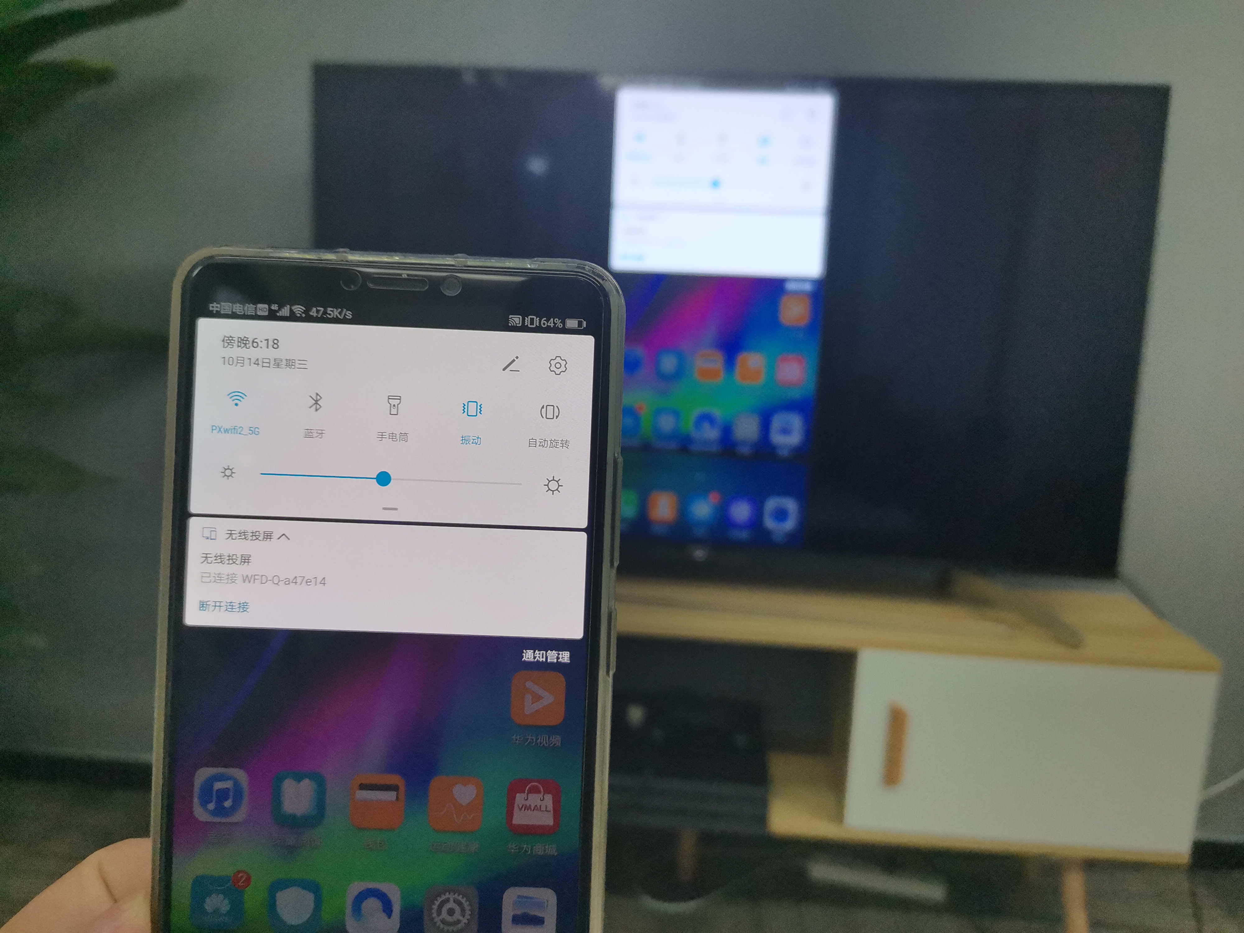 不用HDMI和VGA线，投影仪怎么无线连接电脑和手机