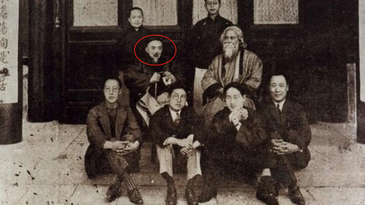 左手拿刀右手拿叉(1917年北大学生用英语嘲笑长辫老头，对方英文怒斥：拽什么破洋文)