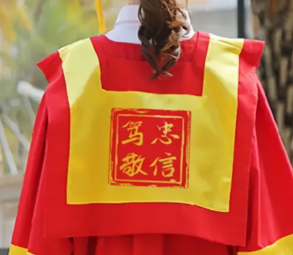 毕业快乐！沪上39所院校的毕业礼品，你最心仪哪种？