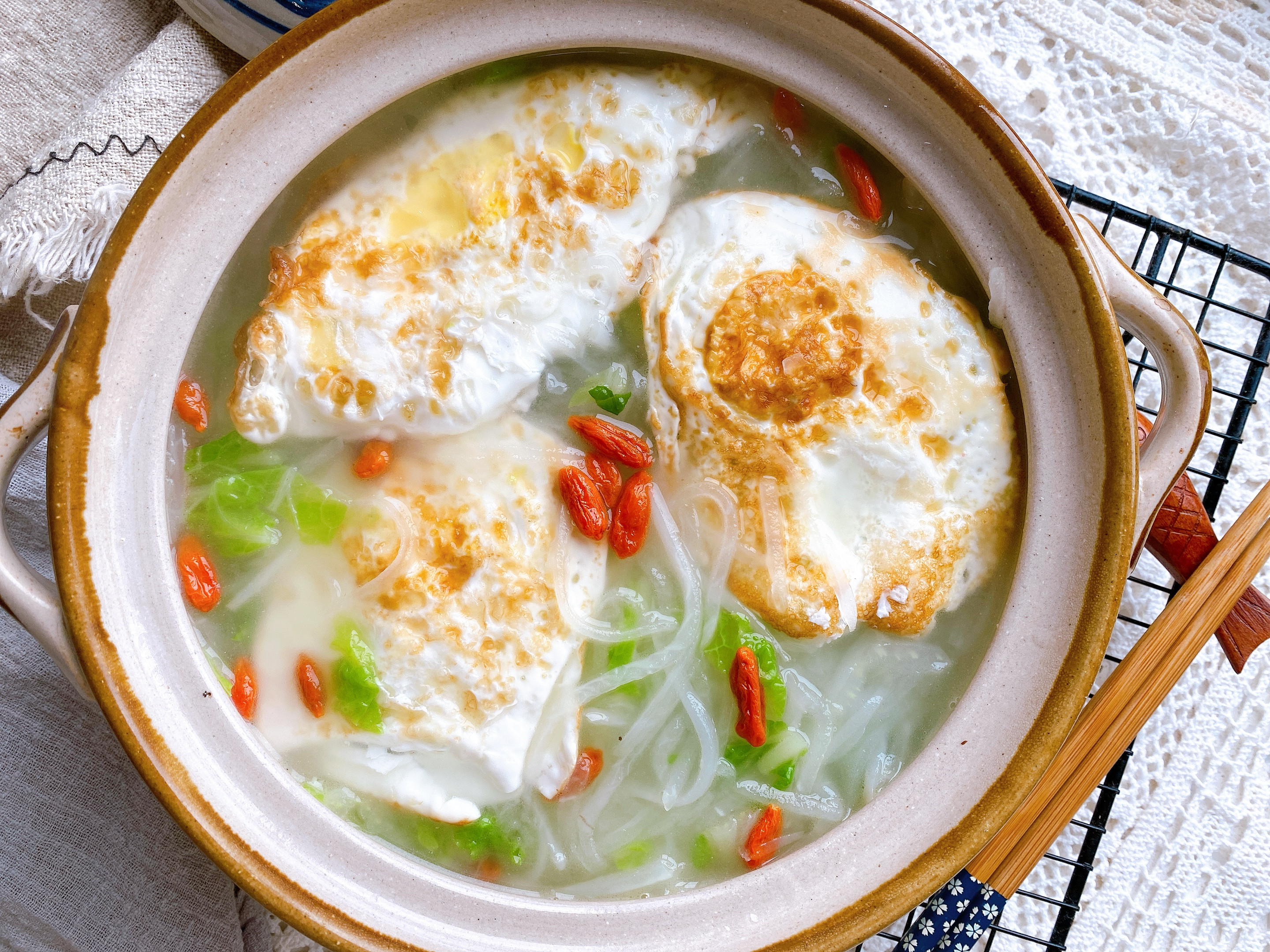 冬天要多喝这“2白汤”，荤素搭配，汤色浓白不油腻，10分钟完成