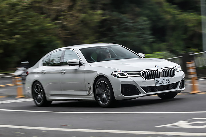 动力弱，但它是短轴的啊，试驾宝马520i M Sport