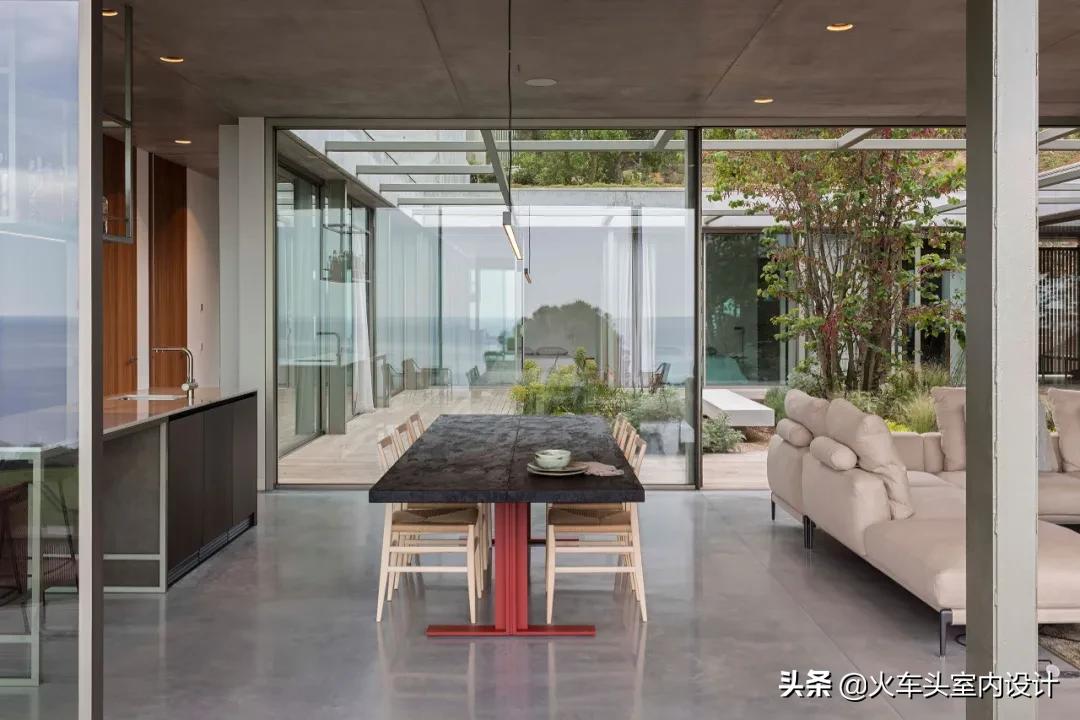 400㎡自然極簡度假屋，粗獷美學營造質樸畫卷