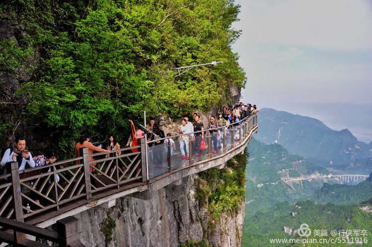 玉壶峰下松涛起，天界佛国掸尘埃！走遍千山万岭，唯天门山独有