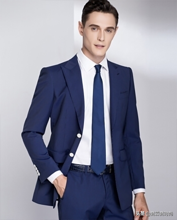 q:深蓝色西装属正式款应配简洁的衬衫西装款式常规的就是正式,规矩为