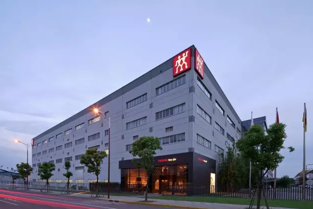  ballarini是意大利知名的厨具品牌，以锅具为主，也有少量刀具。它并非德国的张小泉或十八子。
