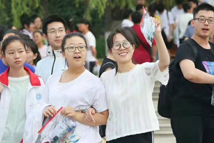 这些高校学费超4万，学生都不敢报考，如今第三次征集志愿