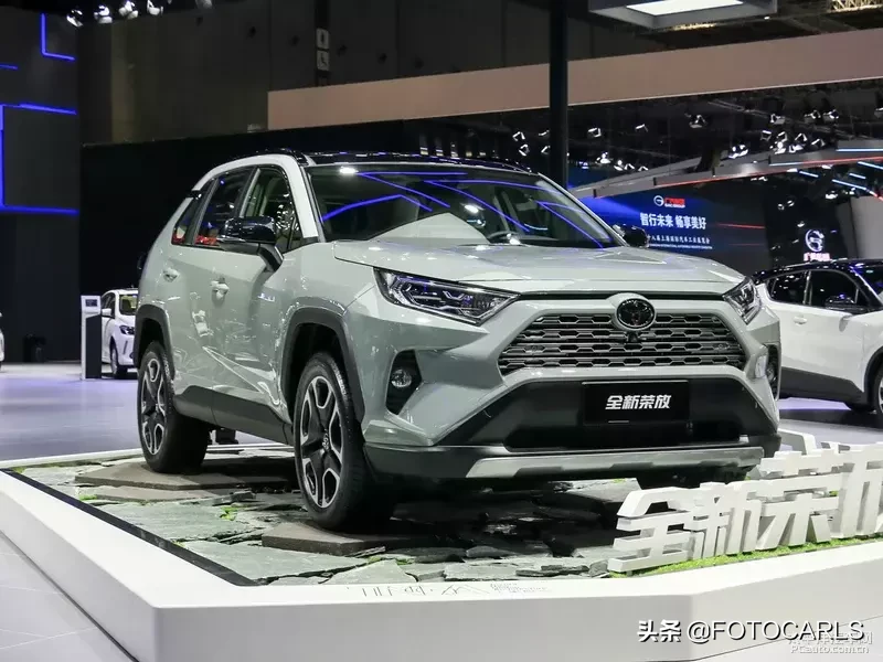 实拍第四代丰田RAV4荣放，近七年改款，小书包不在你不买？