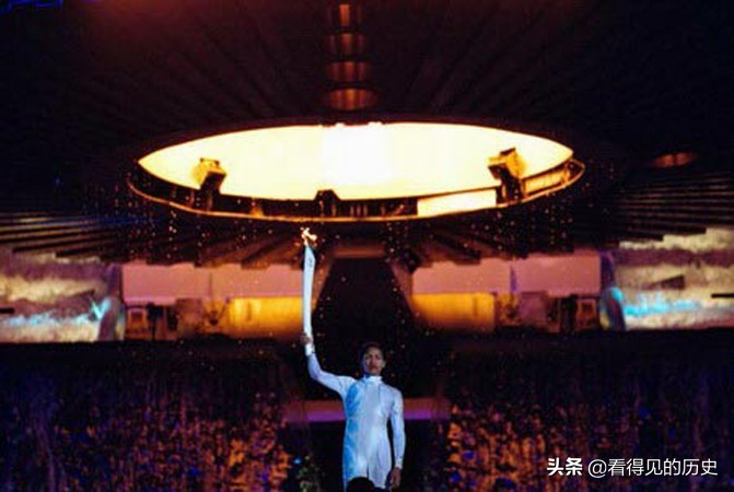 悉尼奥运会开幕式(2000 年悉尼奥运会开幕式 点燃奥运圣火的美丽瞬间)