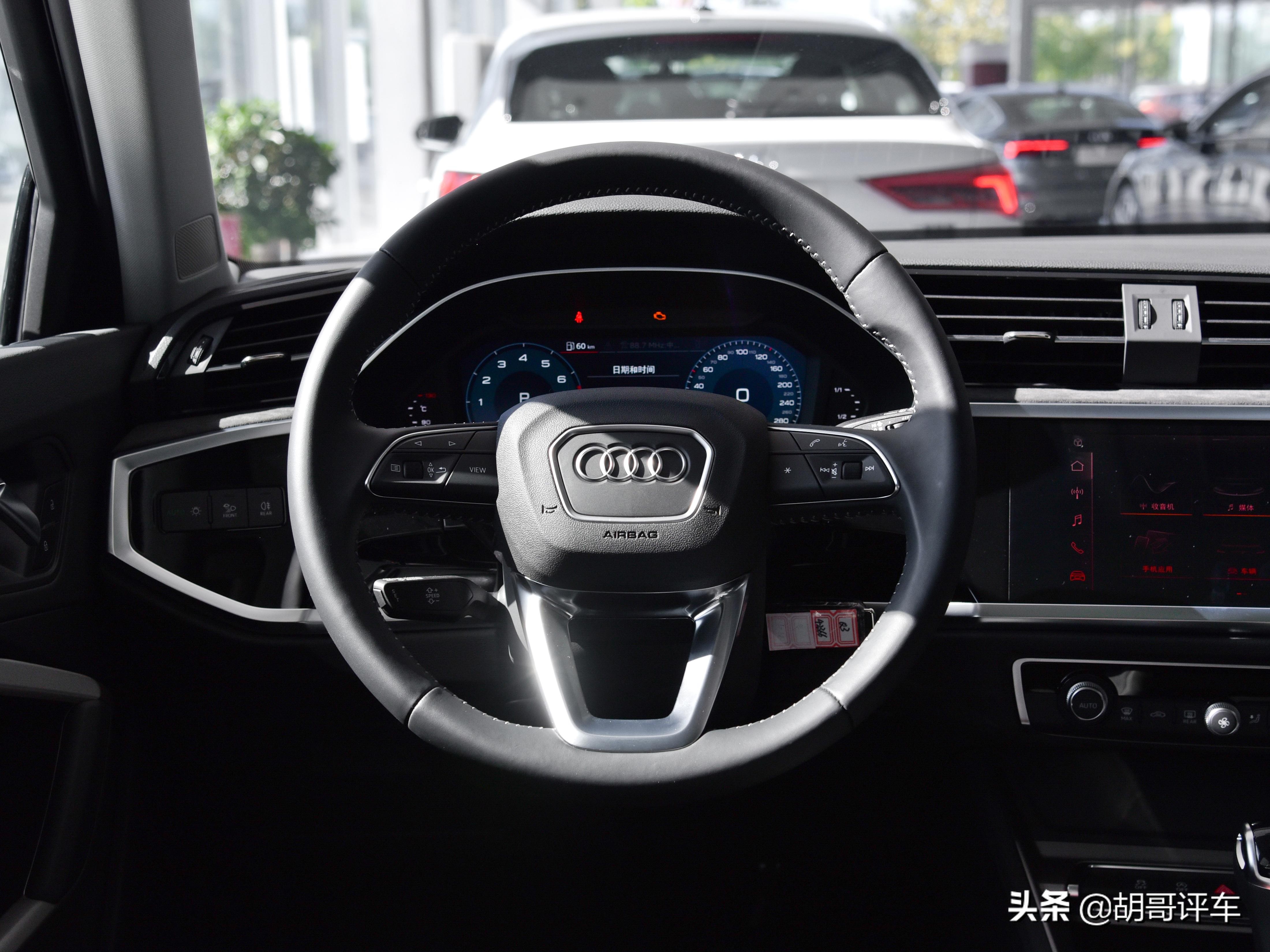 奥迪q3 2021款 35 tfsi 进取动感型内饰呈现出年轻的设计风格,并采用