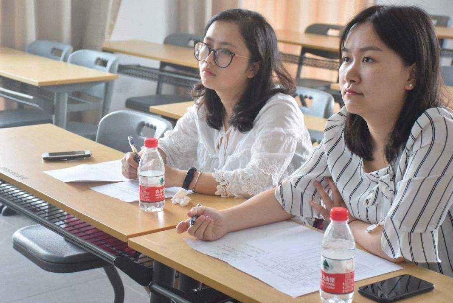 大学辅导员学历高工资少，为啥毕业生抢着做，这些福利很诱人