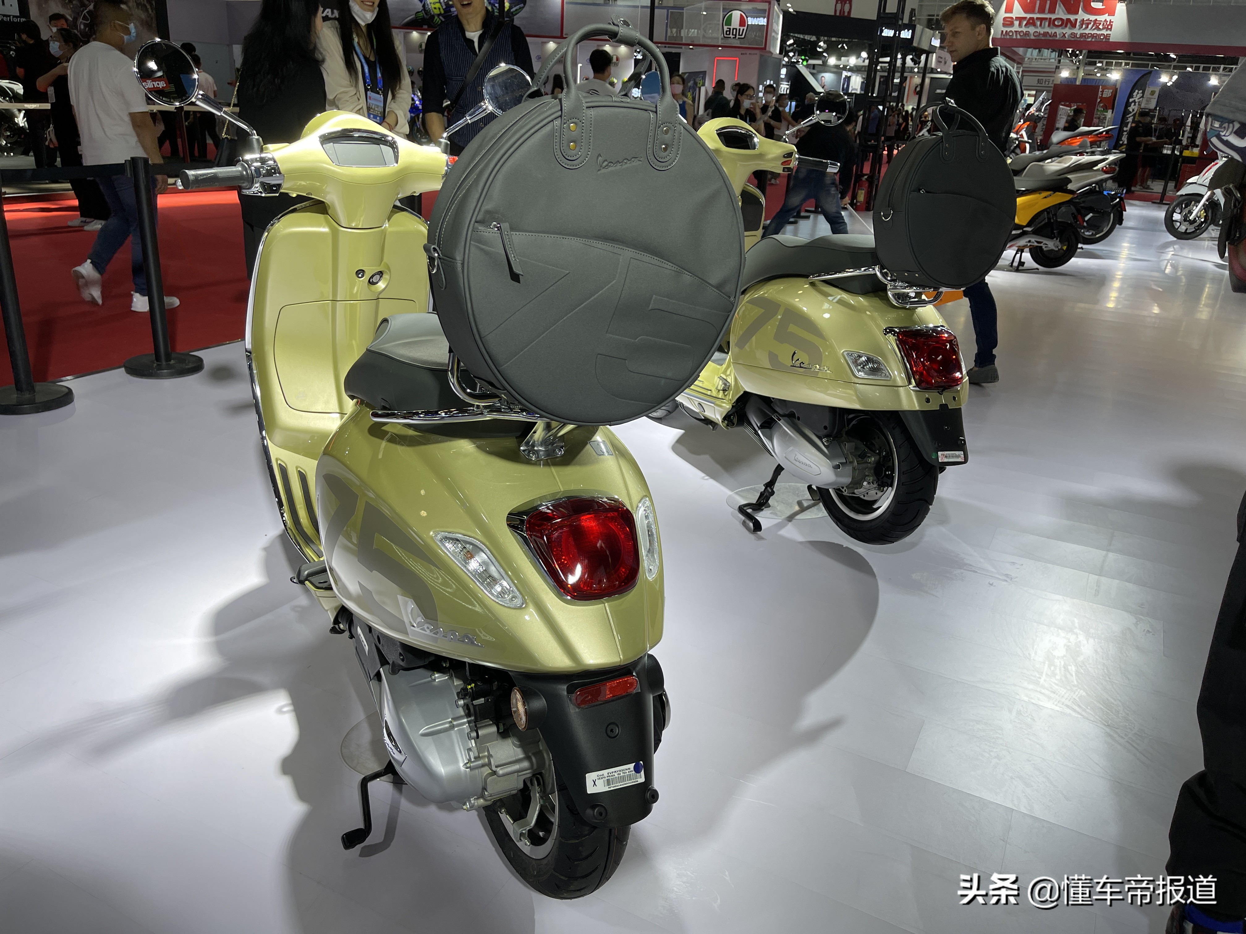 新车 </p><p>　　 复古踏板天花板？Vespa金色75周年特别版上市，售3.88万元起