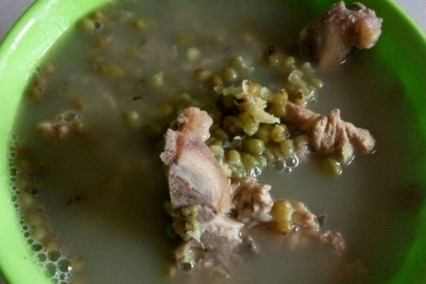 绿豆排骨汤的做法（教你做营养美味的排骨绿豆汤）