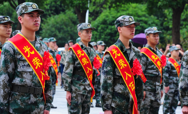 高校毕业生当兵和在校生当兵，各有哪些优缺点？想当兵要清楚