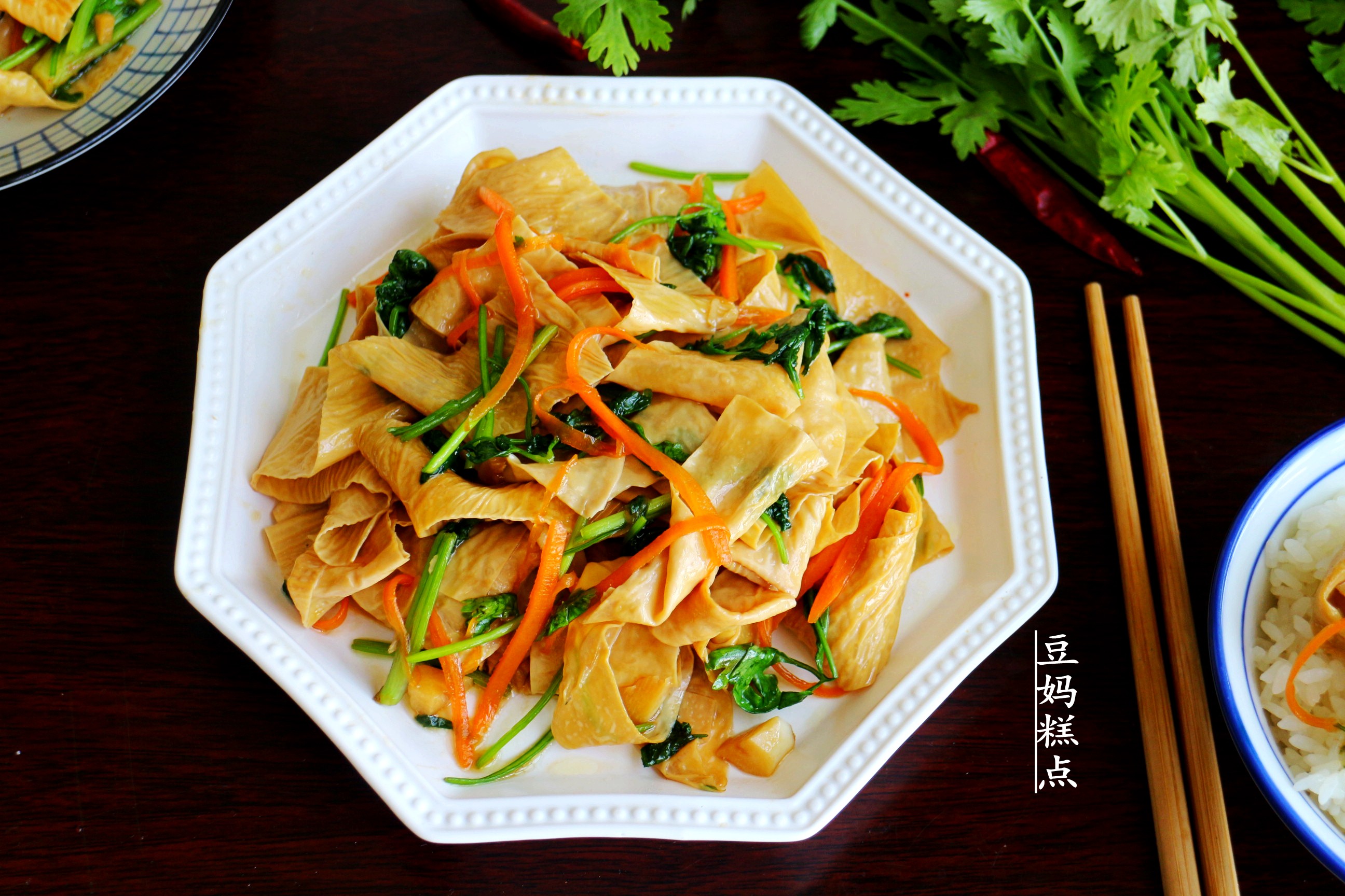 老豆腐,豆干,腐竹,千张,素鸡,豆浆,豆腐脑,还有我特别爱的干豆皮