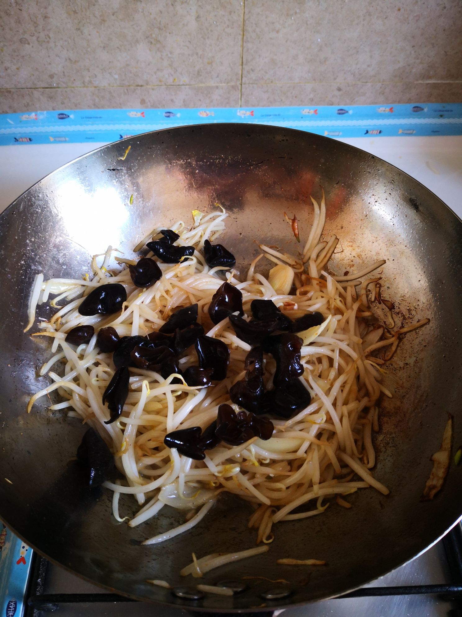 豆芽和它一起炒，清肠刮油，热腾腾一大锅，8分钟就上桌！
