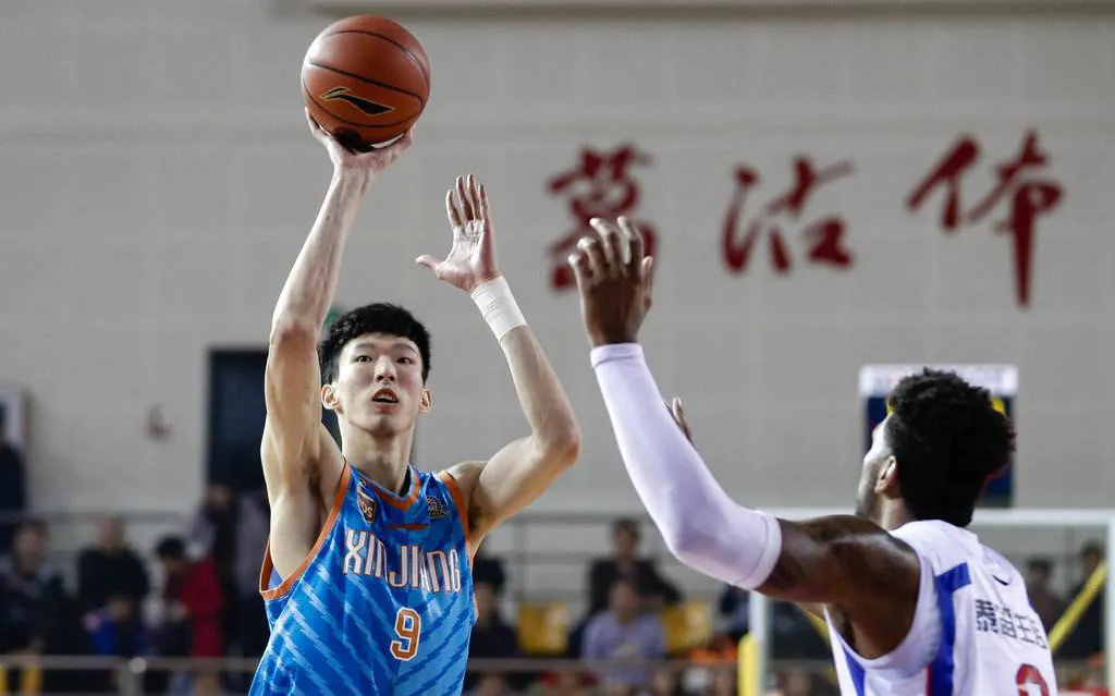 周琦为什么nba3分不准(明明是内线大中锋，却老爱去投3分球，周琦这么打真的好吗？)