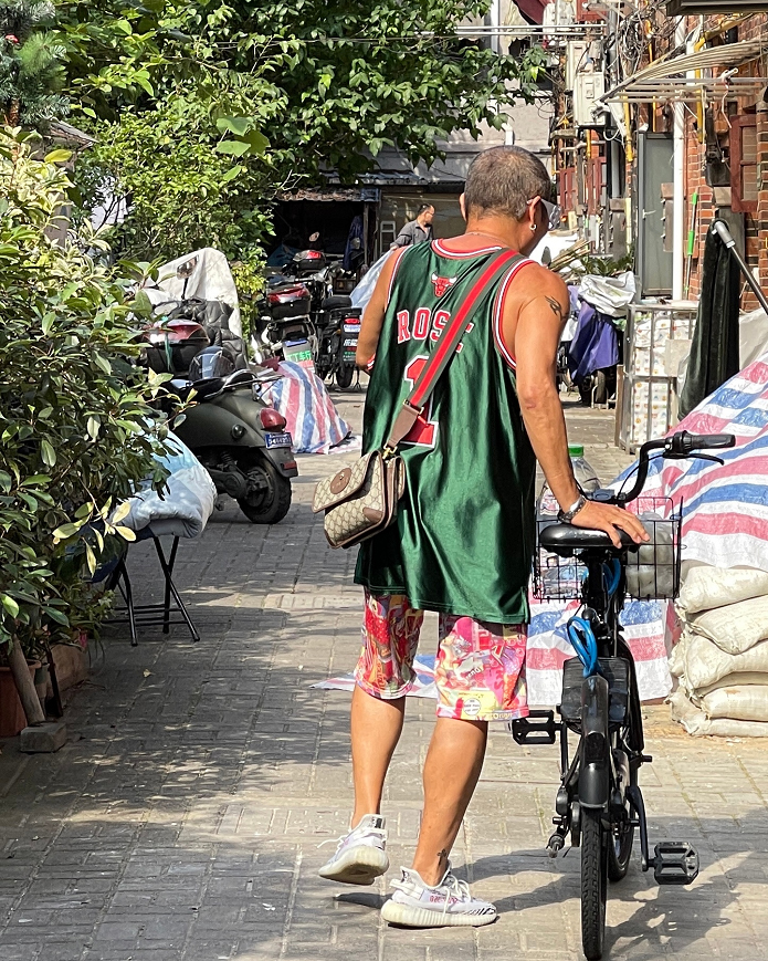 上海大爷爱穿什么鞋？国货飞跃回力、日本亚瑟士，比皮鞋香太多