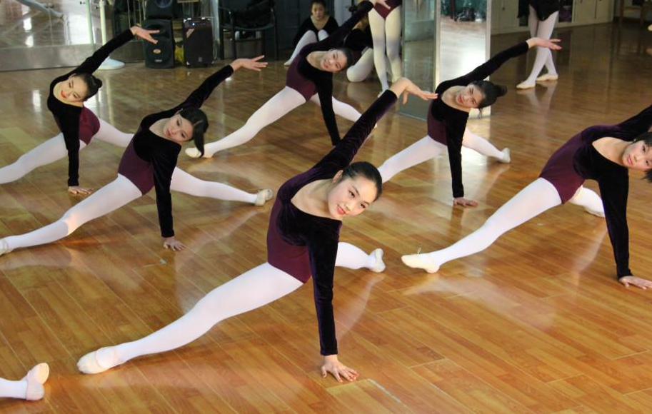 吉大女生无心上课，原来是一男生撞脸易烊千玺，网友：如本尊驾到