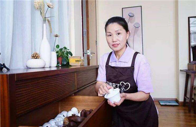 在北京的好多求职网站上都能看见这样的职位信息介绍:高端保姆,月薪过