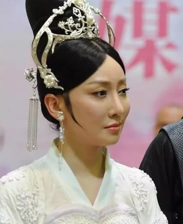 萨顶顶近照曝光“大变脸”！疑似整容变网红，观众认不出她