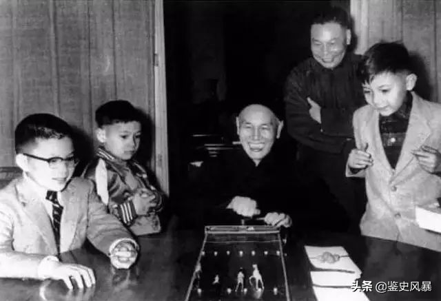 蒋孝文：蒋经国长子，曾重点培养，酗酒成性，35岁猝然昏迷成废人