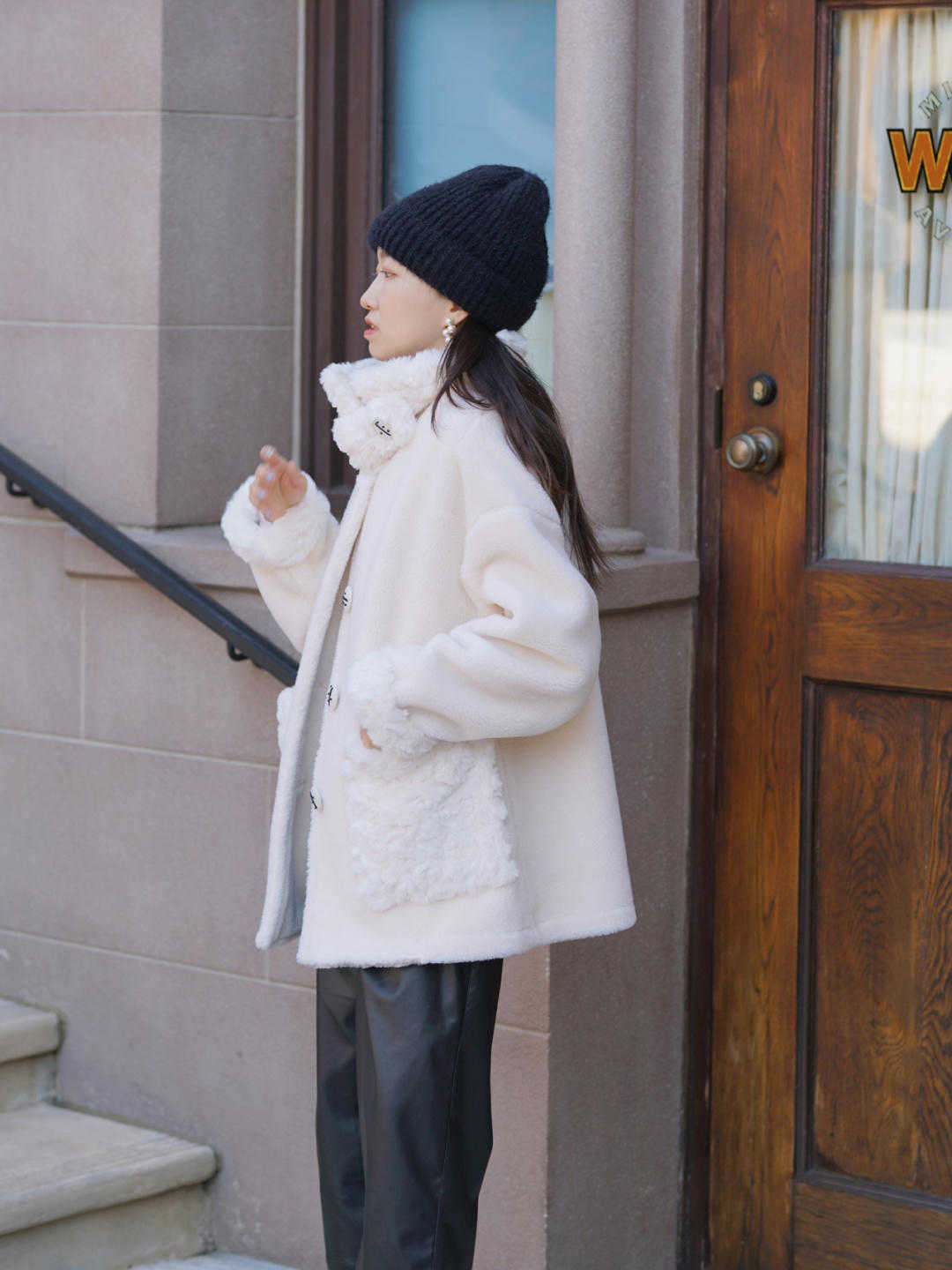 初冬必备羊毛羔外套，结合半身裙或长裤保暖又时髦，太好看了