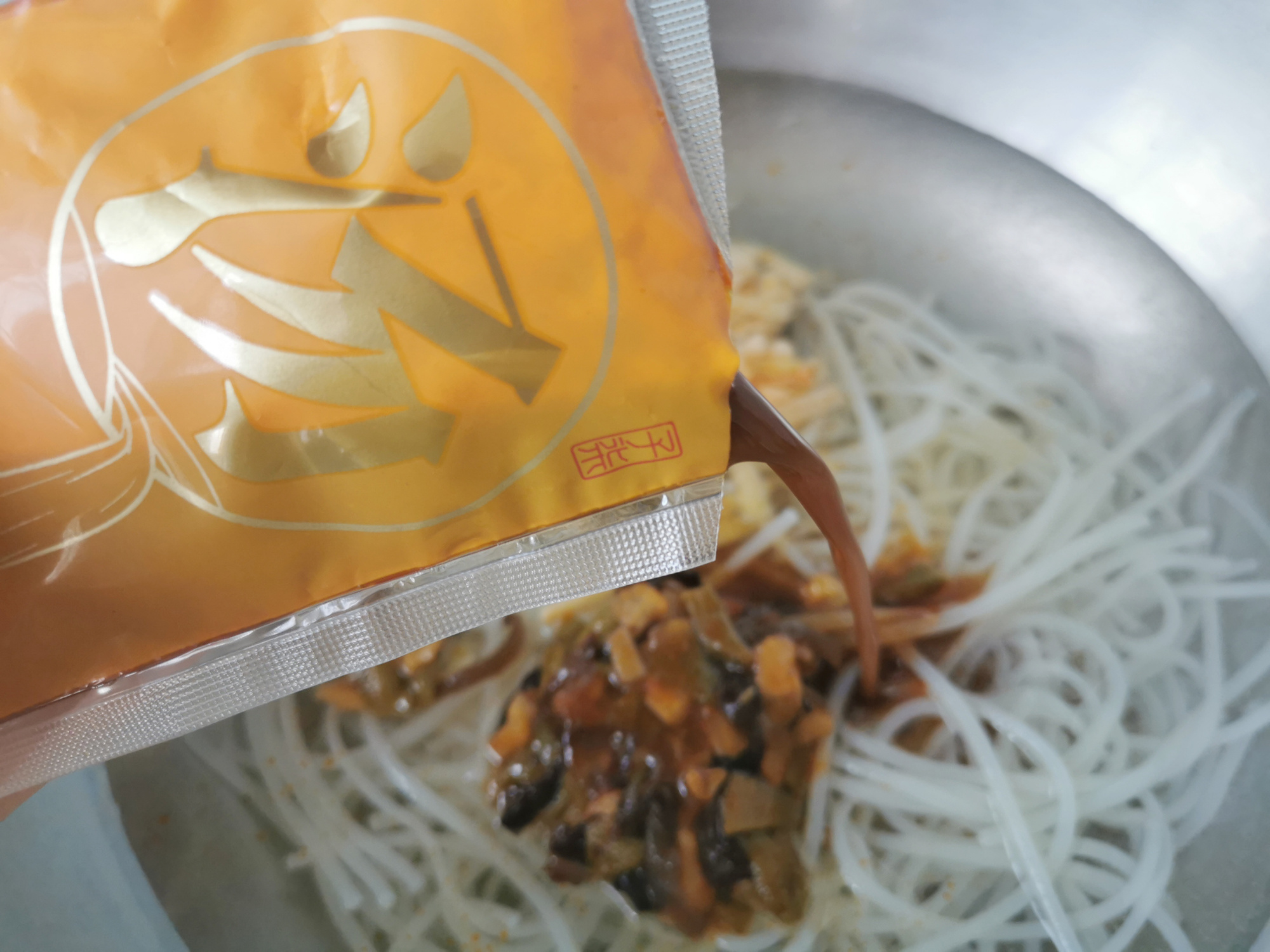 一年漂洋过海500000份的螺蛳粉，为啥那么火？正确做法学会了吗？