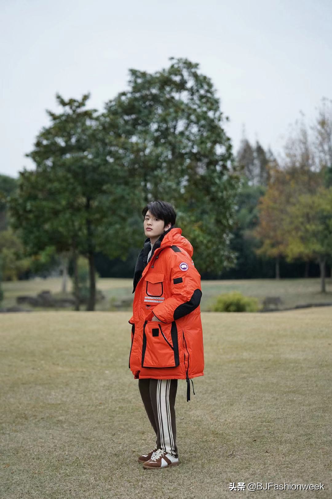 男生不管多大，都可以种草橘色系外搭，不论怎么搭都超帅
