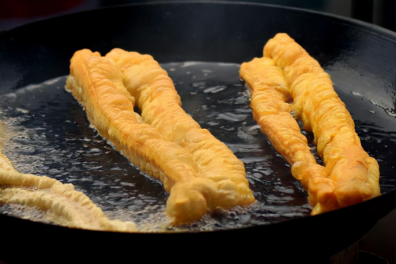 炸油条用放酵母吗？教你正确做法，出锅金黄酥脆，凉了也不硬