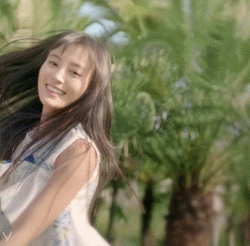 鞠婧祎的私服衣品真好，时尚造型减龄还显小，照着搭配“不翻车”