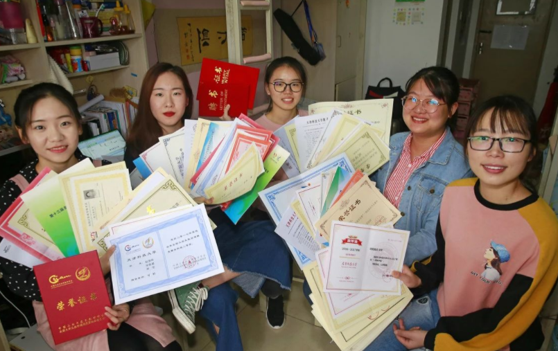 大学生要不要竞选班干部，过来人说：要，选对了利于就业