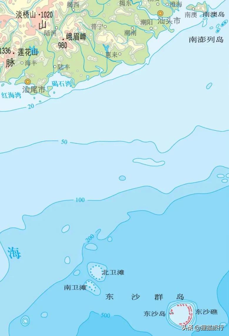东沙群岛位于万山群岛以东，故称为“东沙”，面积约1.8平方公里