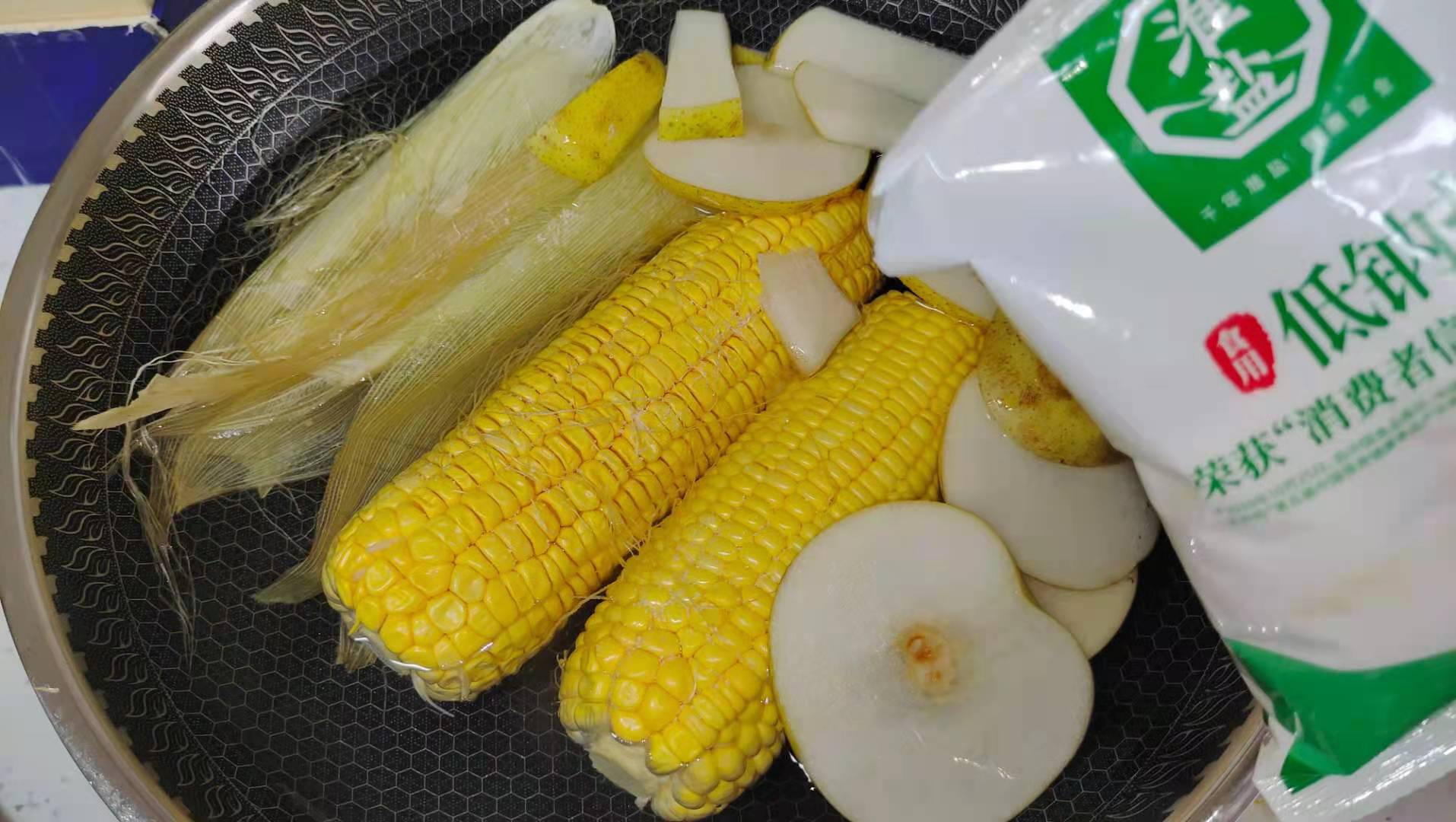 讲究人“煮玉米”从不用清水，多加“1味1果”，玉米香甜汤水营养