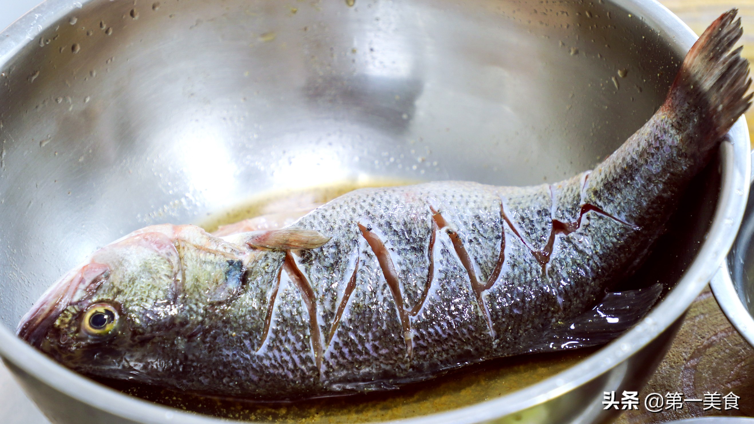 鲈鱼怎么做更好吃，不用蒸，厨师长分享私房菜红烧鲈鱼，香辣滑嫩