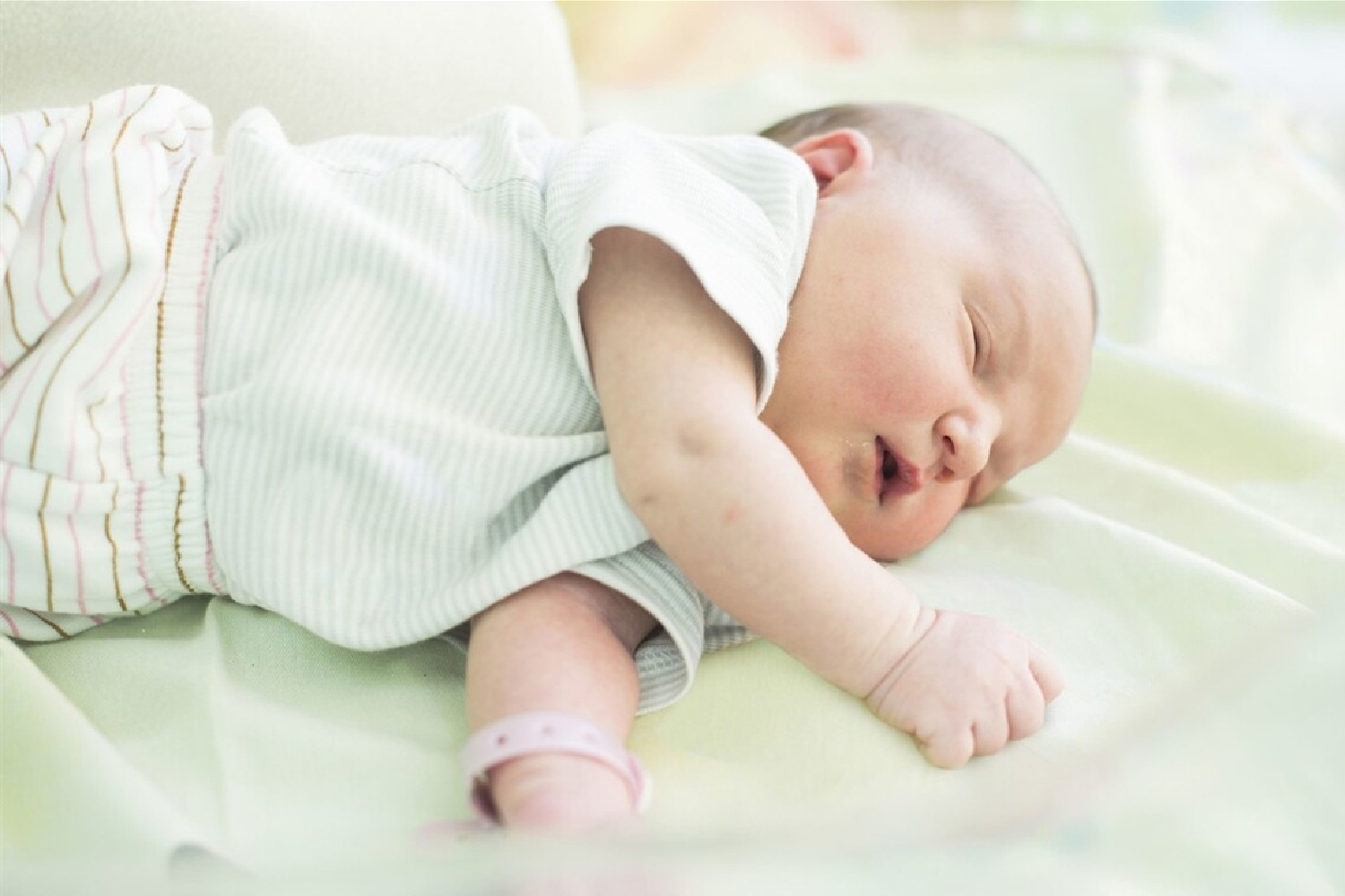 0-3个月宝宝，如何安排吃奶、睡觉、玩耍的时间？__小豆苗疫苗助手
