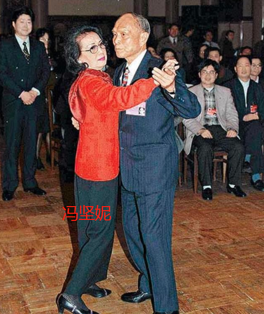 霍英东的正派情史，港圈最抠门的亿万富翁，却爱上3位人间富贵花