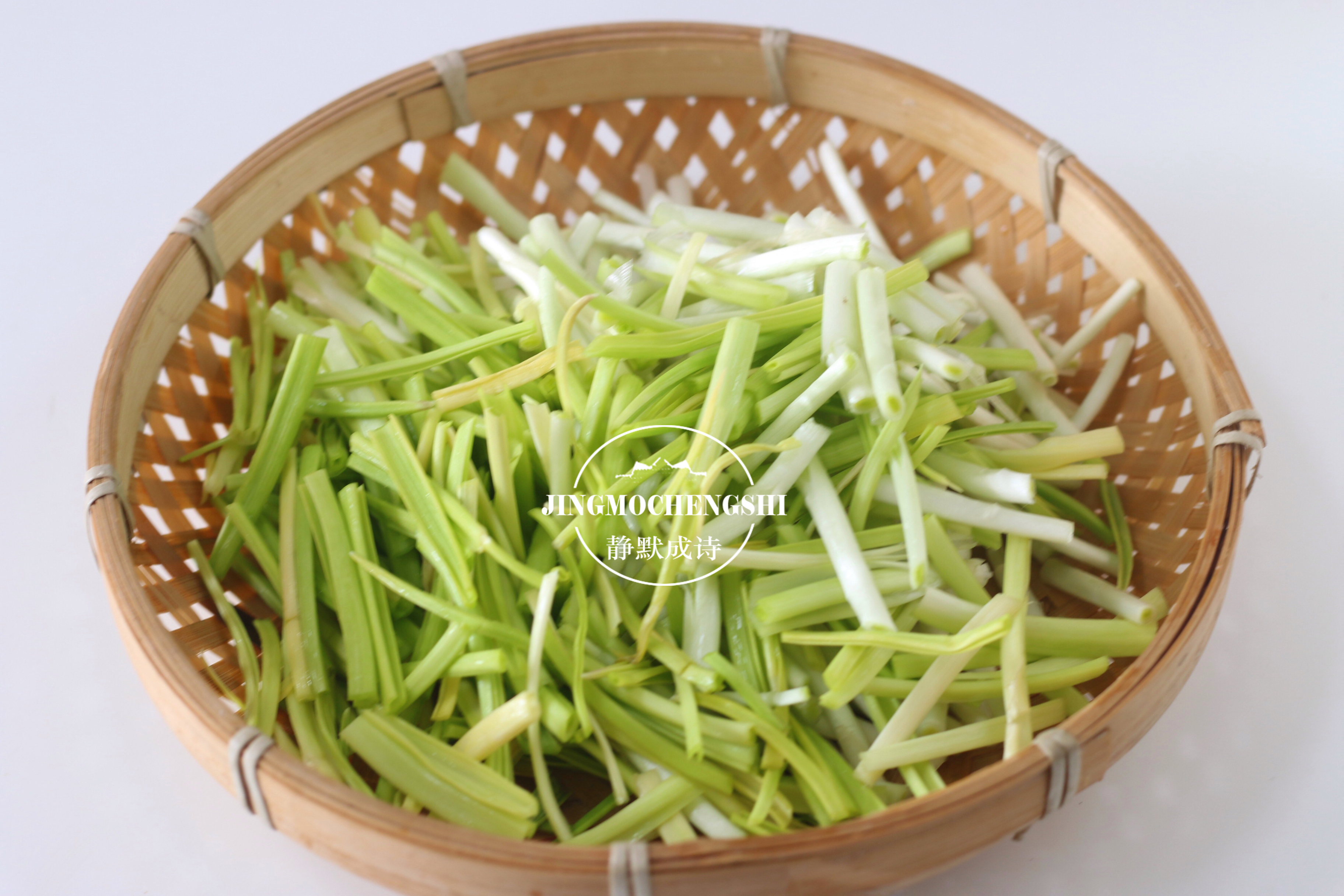 蒜黄这个做法真香，我家冬天餐桌上出现频率最高，比白菜还受欢迎