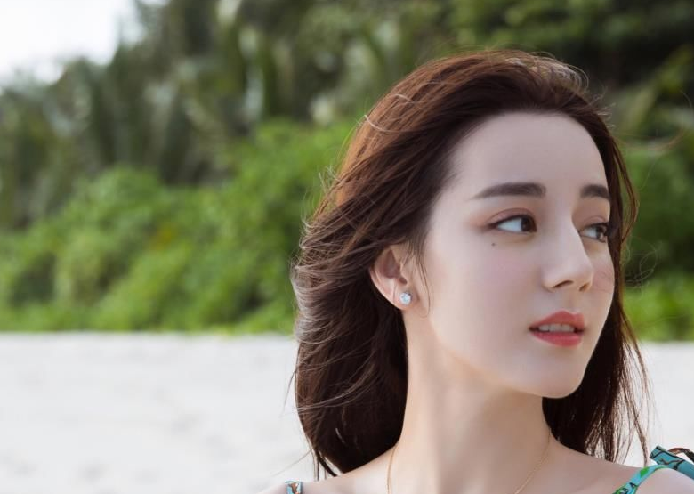 武汉学院迎来“明星女孩”，长相姓名同撞迪丽热巴，犹如复制粘贴