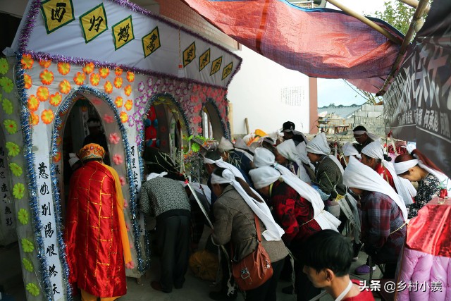 农村“老风俗”非常多，老人去世都有哪些风俗，你们那里还讲究吗