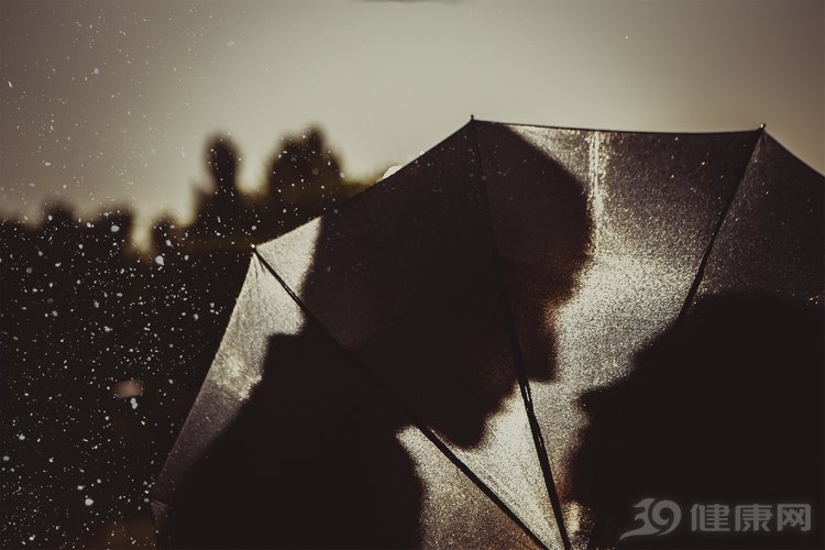 女大学生公开艾滋，错在黑人男友：性开放毁了多少女生，该醒了