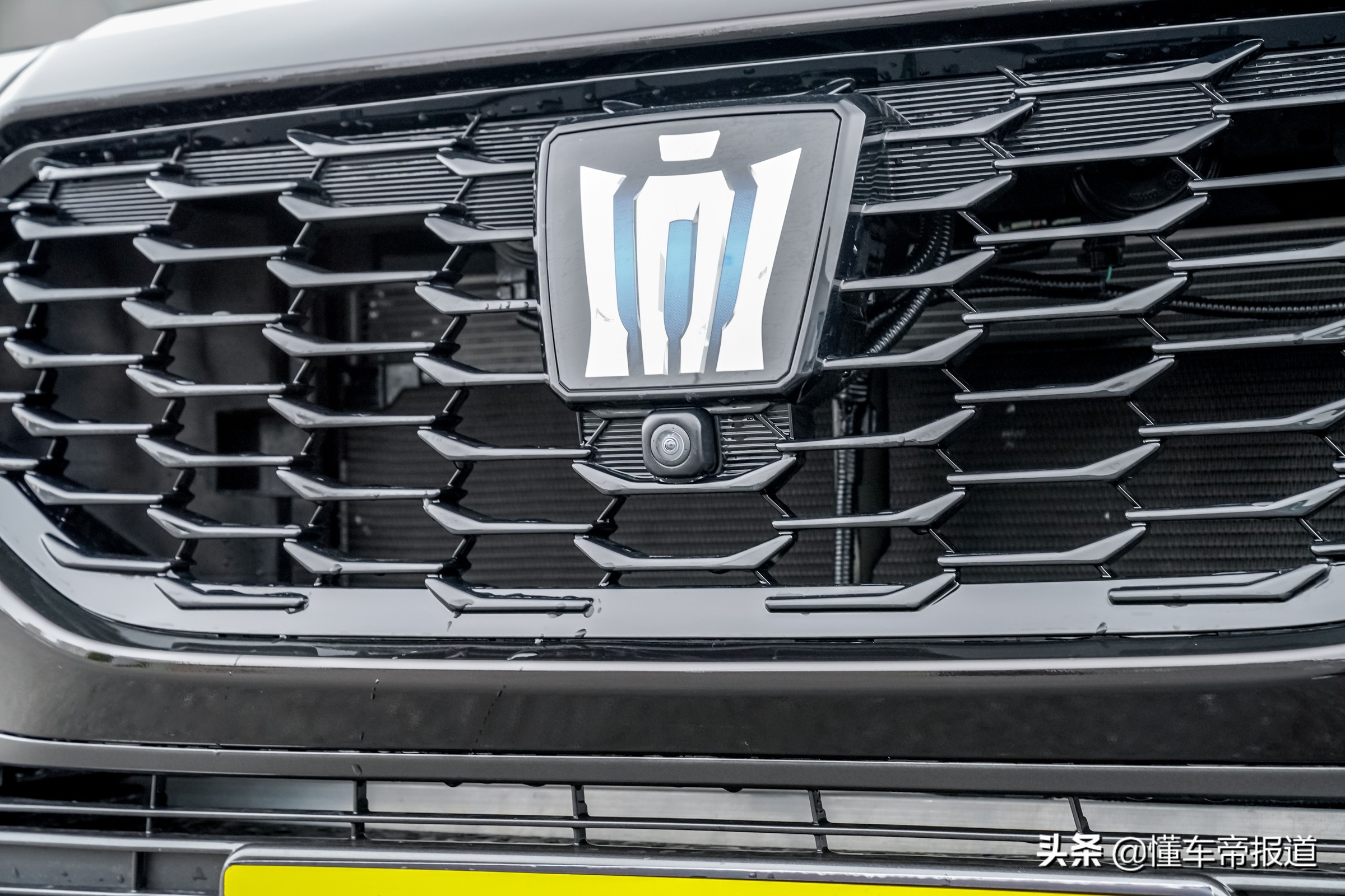 试驾｜同宗同源，却定位更高？一汽丰田皇冠陆放初体验